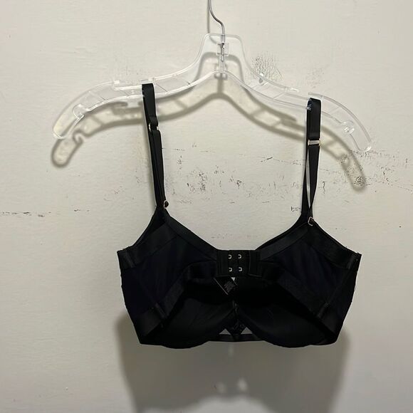 Gently Used Ladies Victoria Secret Push Up bra. - Picture 3 of 6